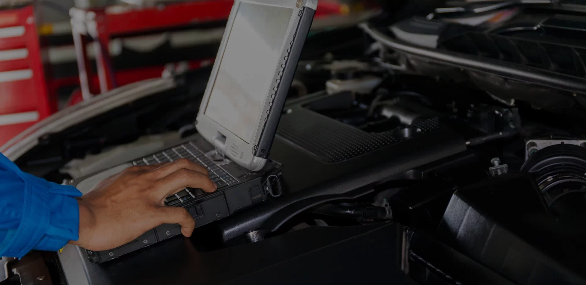 laptop leżący na samochodzie